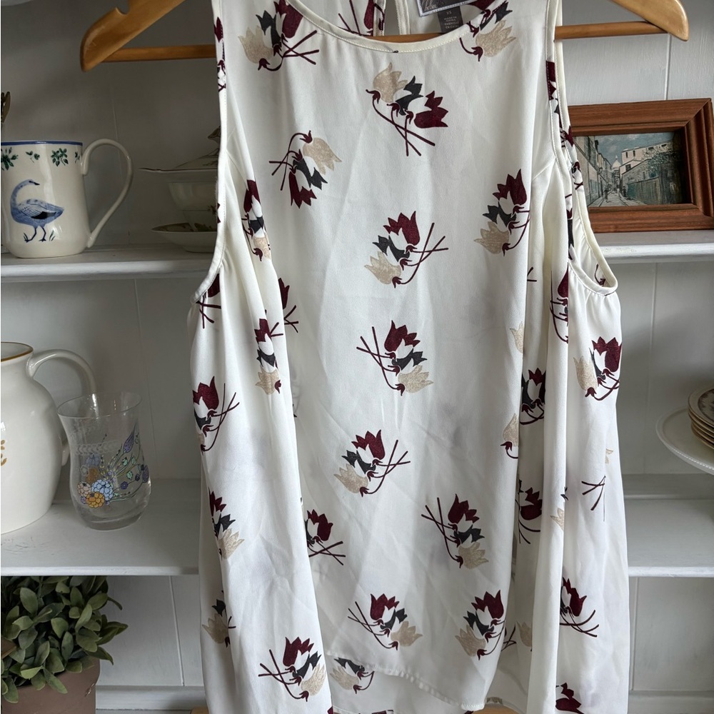Chic Floral Sleeveless Blouse - Cream and Burgundy